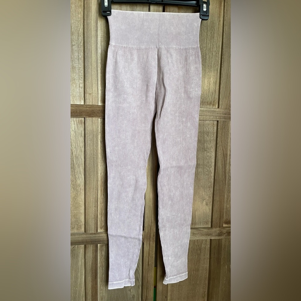 AURA Ribbed Leggings.